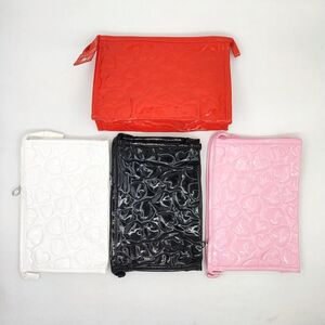 Trousse de maquillage vernie à matelassage en forme de cœurs