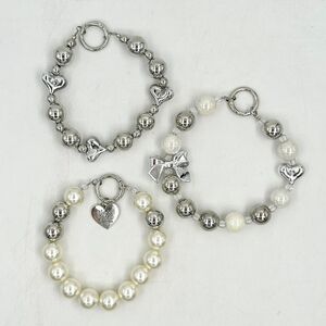 Dragonne de téléphone en perles nacrées métalliques avec cœur et nœud