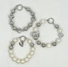 Dragonne de téléphone en perles nacrées métalliques avec cœur et nœud