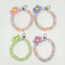 Dragonne de téléphone en perles de teinte pastel avec fleur de marguerite