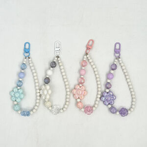 Dragonne de téléphone en perles nacrées avec des fleurs décoratives