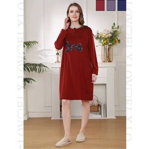 Robe de nuit chaude en polaire à manches longues et motif brodé floral