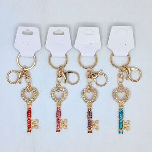 Porte-clés bijou recouvert de strass en clé à tête cœur Doré