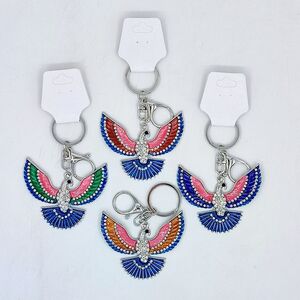 Porte-clés à pendentif oiseau en métal argent émaillé et orné de strass