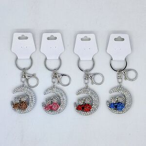 Porte-clés strassé en deux oursons assis sur un croissant de lune argent