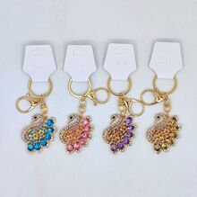 Porte-clés à breloque cygne pavé de strass colorés en métal doré