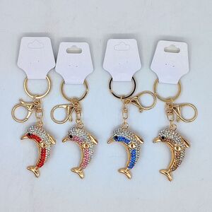 Porte-clés à motif de dauphin sublimé par des strass brillants doré