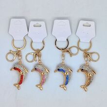 Porte-clés à motif de dauphin sublimé par des strass brillants doré