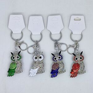 Porte-clés argenté Hiboux et des strass brillants avec touches d’émail