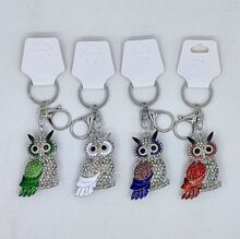 Porte-clés argenté Hiboux et des strass brillants avec touches d’émail