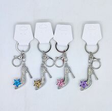 Porte-clés escarpin avec une fleur colorée garni de micro-strass argenté