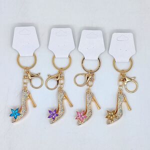 Porte-clés escarpin avec une fleur colorée garni de micro-strass doré