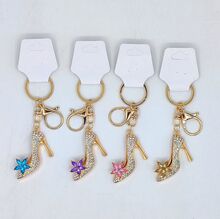 Porte-clés escarpin avec une fleur colorée garni de micro-strass doré