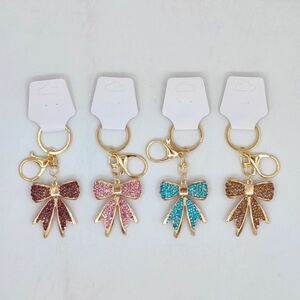 Porte-clés avec un charmant nœud papillon stylisé strass doré