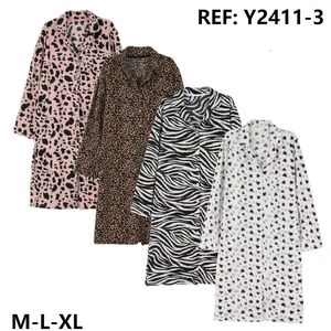 Chemise de nuit boutonnée polaire avec un beau imprimé fantaisie