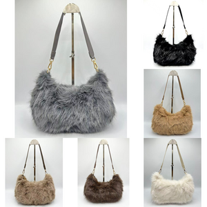 Sac en fausse fourrure porté à l'épaule avec une fermeture éclair