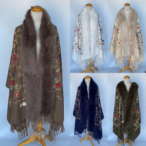 Poncho écharpe luxe franges brodée avec col en fausse fourrure