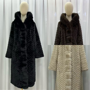 Manteau long de luxe en fausse fourrure chevron avec capuche