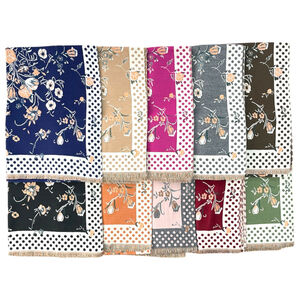 Écharpe florale à bordure à pois avec des franges aux extrémités