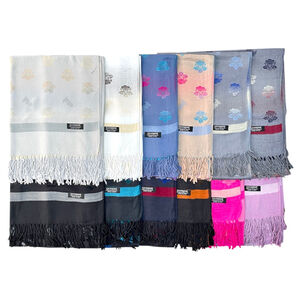 Écharpe fine agrémentée de motifs floraux stylisés avec franges