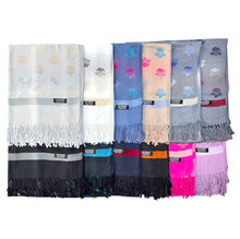 Écharpe fine agrémentée de motifs floraux stylisés avec franges