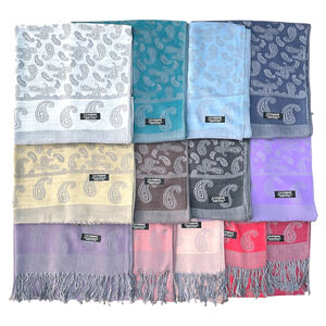 Écharpe fine embellie d'un motif paisley avec franges aux extrémités