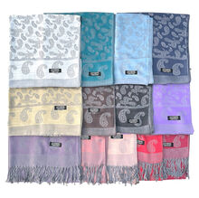 Écharpe fine embellie d'un motif paisley avec franges aux extrémités