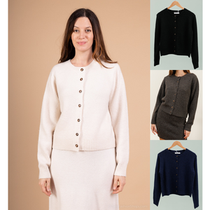 Gilet court boutonné en maille douce avec une encolure ronde