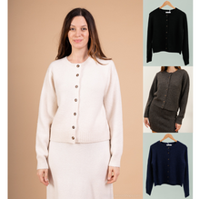 Gilet court boutonné en maille douce avec une encolure ronde