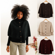 Cape en maille confortable et chic avec boutons sur le devant