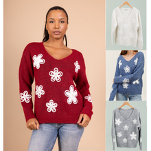 Pull en maille douce décoration broderies florales contrastées