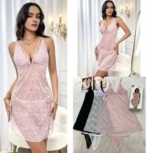 Nuisette faite en magnifique dentelle florale avec un string assorti