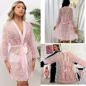 Nuisette déshabillé conçue en dentelle avec ceinture et string assorti