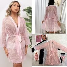 Nuisette déshabillé conçue en dentelle avec ceinture et string assorti