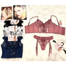 Ensemble lingerie dentelle soutien-gorge et culotte porte-jarretelles avec cintre