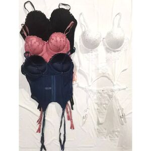 Ensemble lingerie dentelle corset à jarretières et culotte string avec cintre