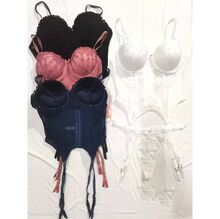 Ensemble lingerie dentelle corset à jarretières et culotte string avec cintre