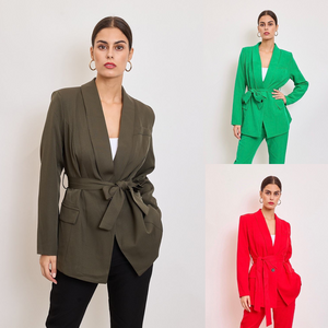 Veste de tailleur à col châle avec une ceinture à nouer à la taille