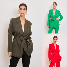 Veste de tailleur à col châle avec une ceinture à nouer à la taille