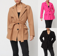 Manteau court ceinturé à la taille avec col à revers et boutons sur l'avant