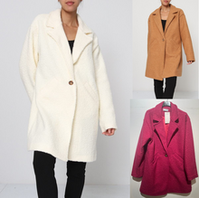 Manteau boutonné en tissu bouclée doté de poches pratiques