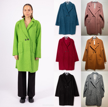 Manteau mi-long en bouclé doux à double boutonnage avec poches