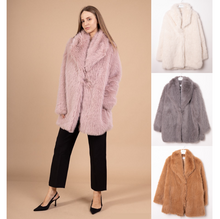 Manteau en fausse fourrure avec poches discrètes intégrées sur les côtés