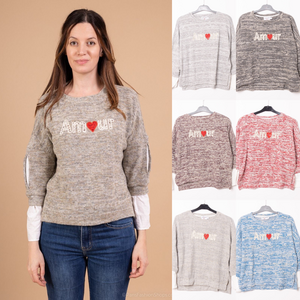 Pull avec broderie « Amour » et un petit cœur rouge