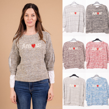 Pull avec broderie « Amour » et un petit cœur rouge