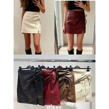 Mini-jupe en similicuir avec des fronces sur le côté et un cordon de serrage