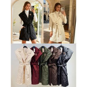 Doudoune sans manches matelassée ceinturée avec une broche décorative