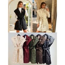 Doudoune sans manches matelassée ceinturée avec une broche décorative