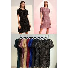 Robe de soirée courte avec des paillettes à manches légèrement bouffantes