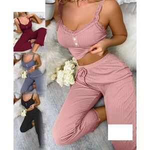 Ensemble de nuit côtelé doux : caraco bordé de dentelle et pantalon long